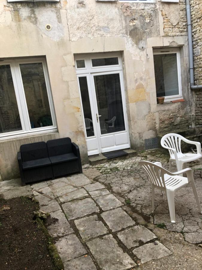 Cosy Appartement Au Plein Centre De Ruffec Exterior foto