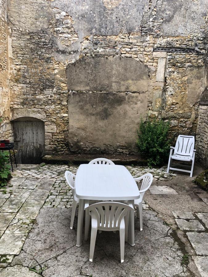 Cosy Appartement Au Plein Centre De Ruffec Exterior foto