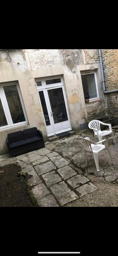 Cosy Appartement Au Plein Centre De Ruffec Exterior foto